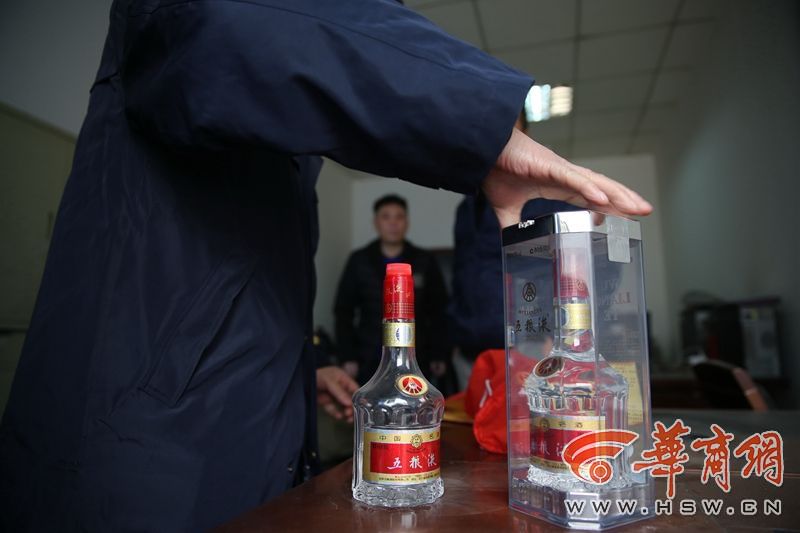 顾客疑买到22瓶假酒 店老板答应退后反悔称买家掉包 