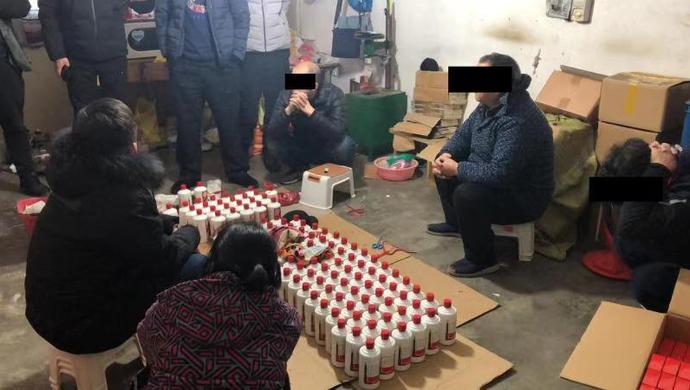上海查获数千瓶假“茅台”“五粮液”等   散酒变名酒还有“二手茅台”认证芯片