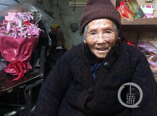 冒雨走了六七里 98岁老太登门百倍偿还50年前工钱