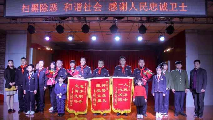 红庙坡纸坊南社区群众载歌载舞感谢人民警察