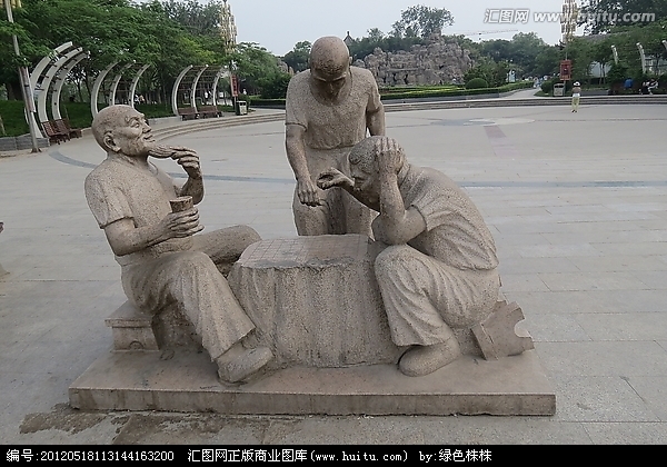 一男子为下棋 将装18.3万现金包挂树上遗忘