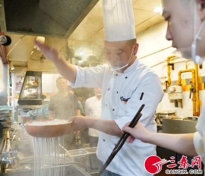 “寻味成都”第六站：探访甘食记成都肥肠粉
