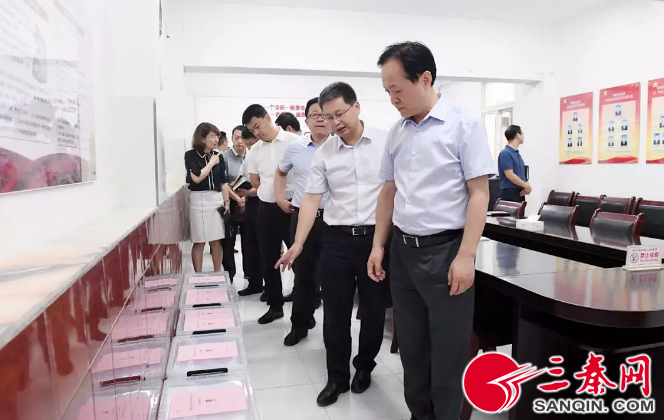 雁塔区区委书记赵小林一行调研督导等驾坡街道扫黑除恶专项斗争
