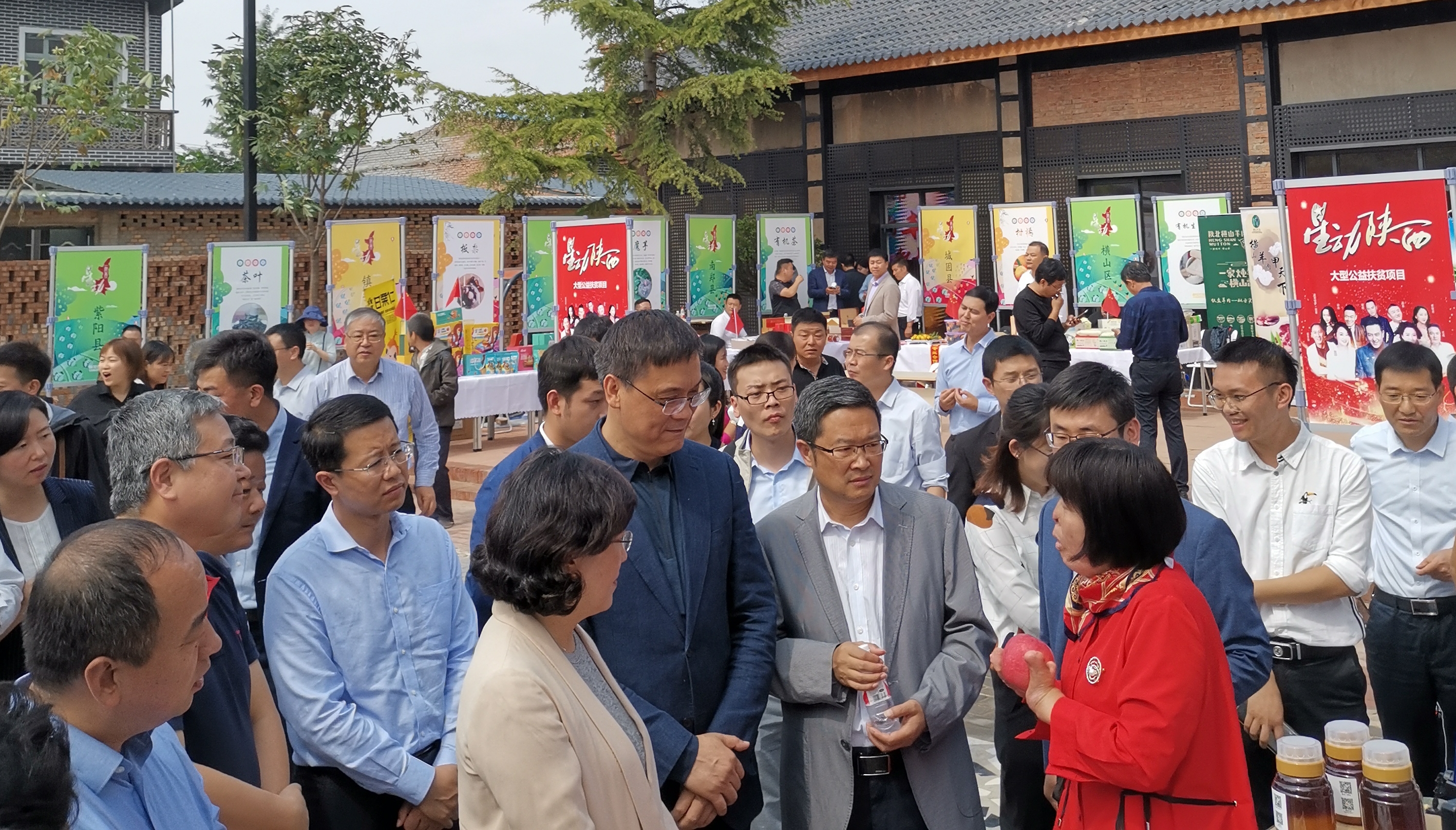 杨凌示范区领导班子农民丰收节赶“农业大集”