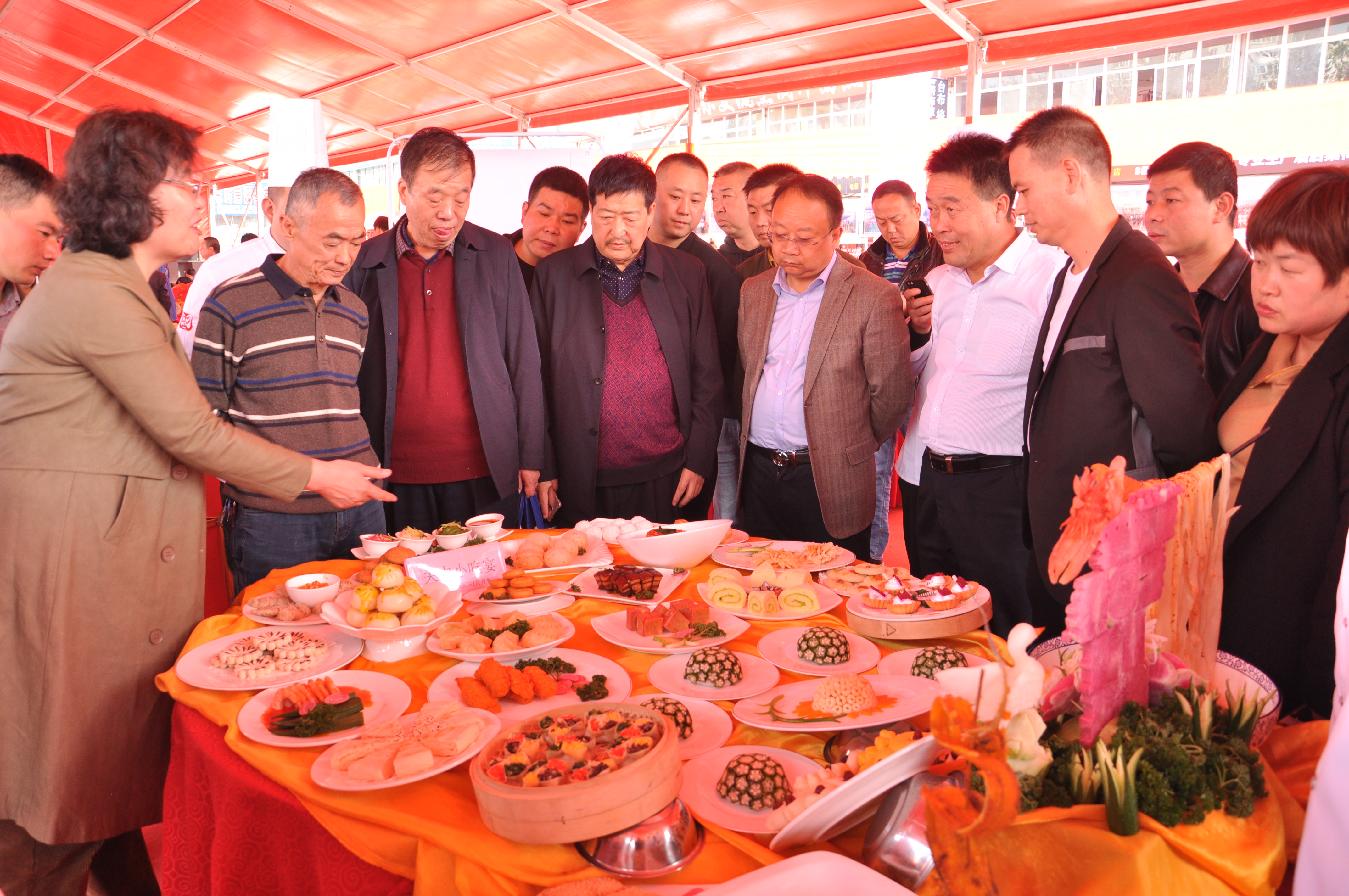 我省餐饮业举办爱国图片展和陕菜交流活动
