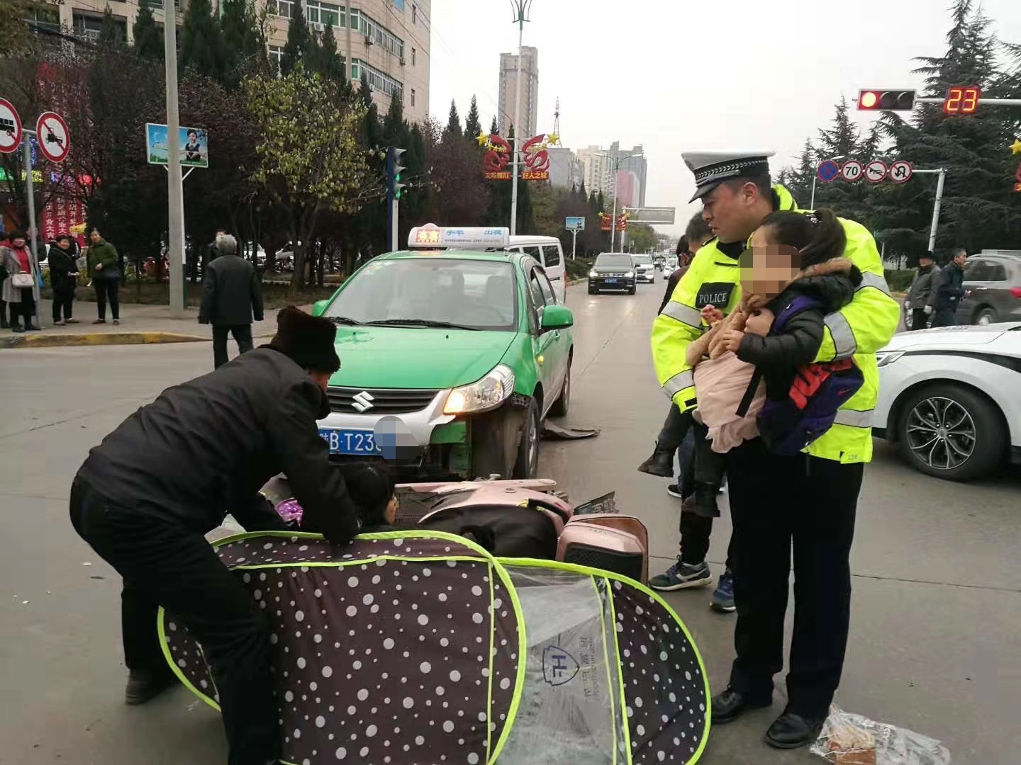 母女车祸中受伤 铜川交警紧急救助