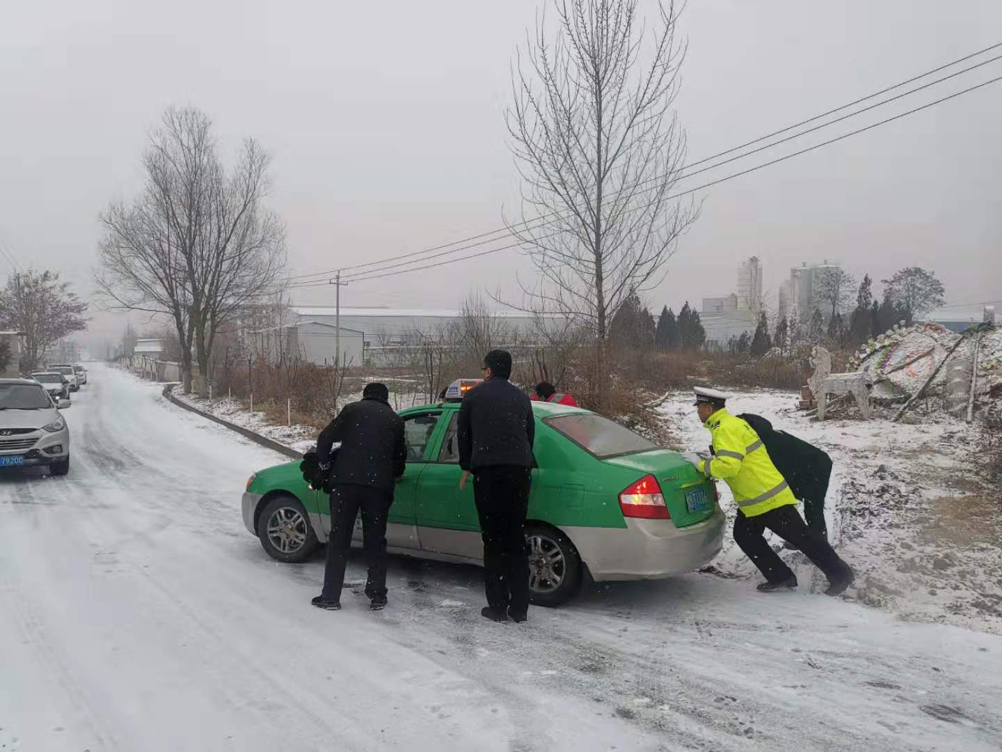 铜川交警三大队全警上路应对冰雪恶劣天气