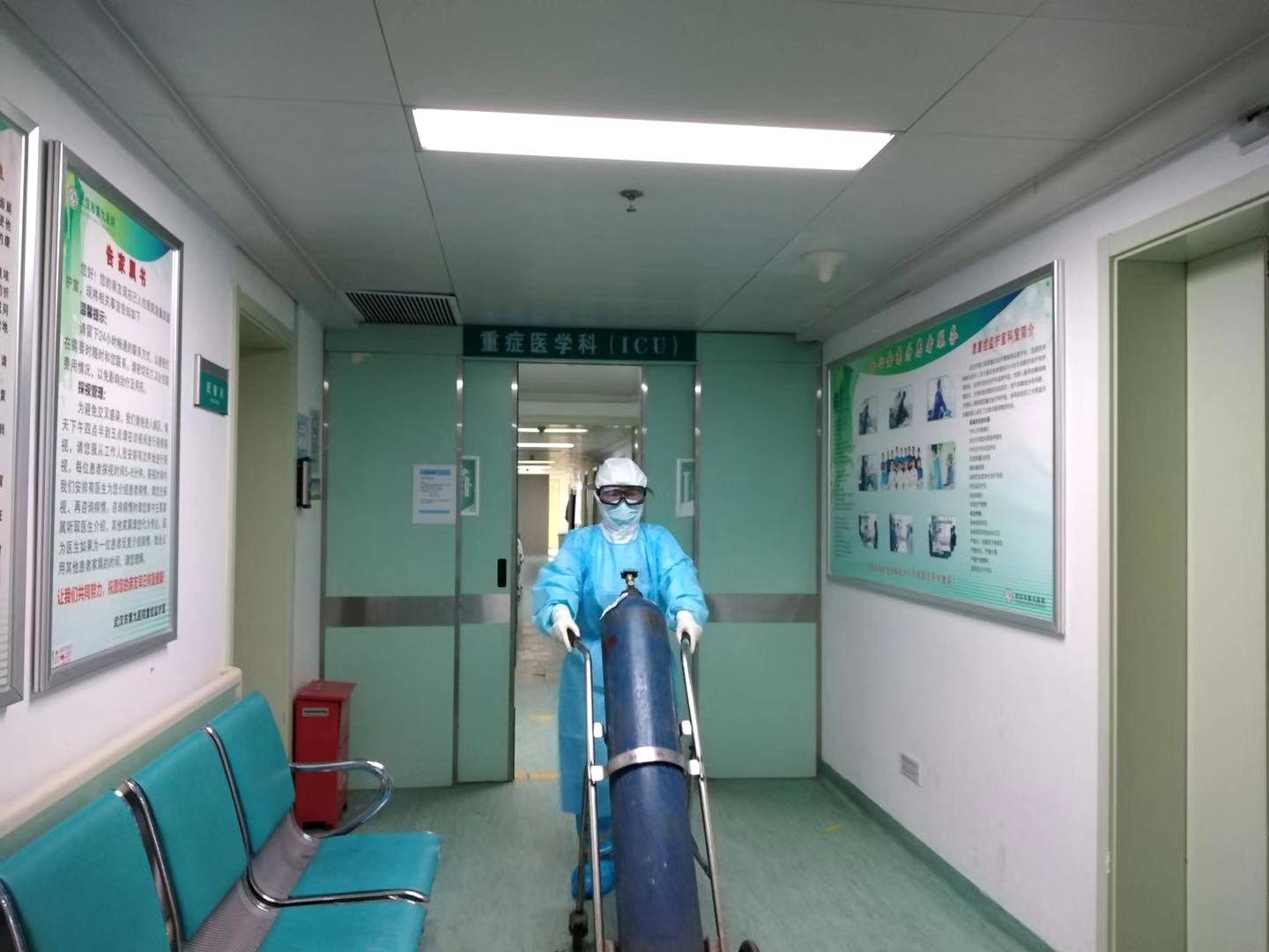 抗击疫情: 你救死扶伤 我保电护航