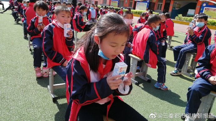 光明乳业关爱柞水  小岭镇学生喝上营养奶