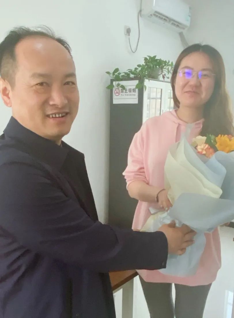 员工执心守油库   公司鲜花送母亲