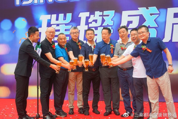 青岛啤酒精酿酒吧开进“时尚大街”】