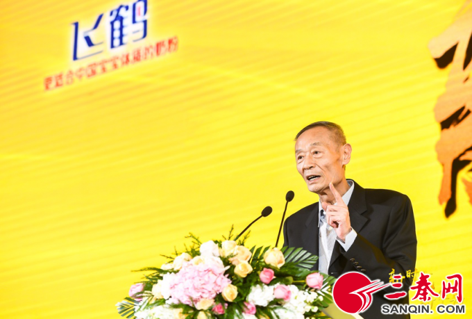 中国奶业协会名誉会长高鸿宾现场演讲