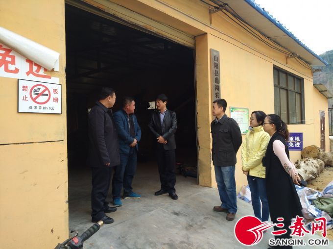 开展脱贫攻坚现场调研1