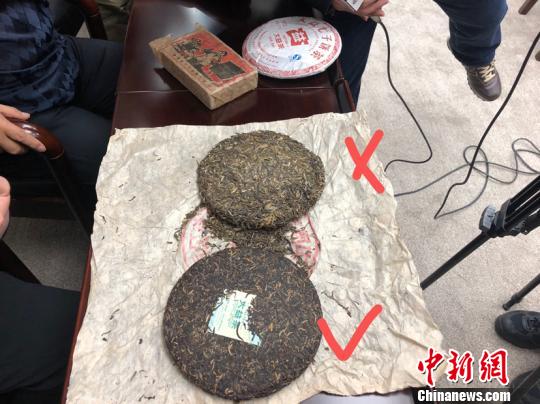 图为真假茶饼对比。(供图 上海长宁警方)