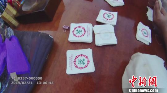 图为仿冒品牌内扉。(供图 上海长宁警方)