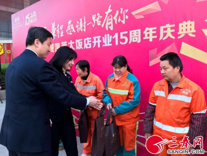 为环卫工人送上慰问品