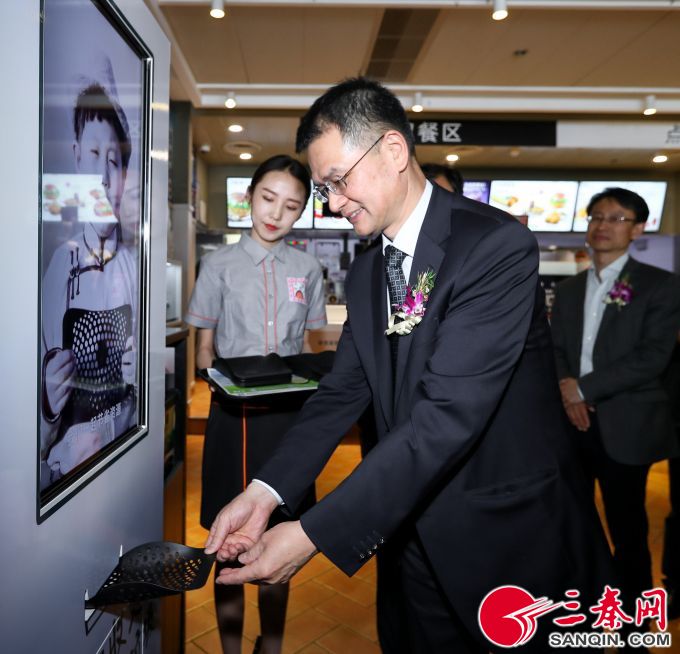07 - 肯德基中国总经理黄进栓使用餐篮回收机