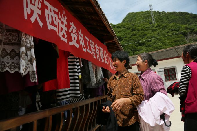 村民挑选衣服