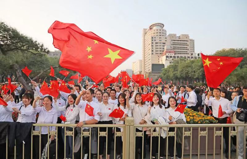 陕西举行庆祝新中国成立70周年升旗仪式现场5万市民祝福祖国繁荣昌盛