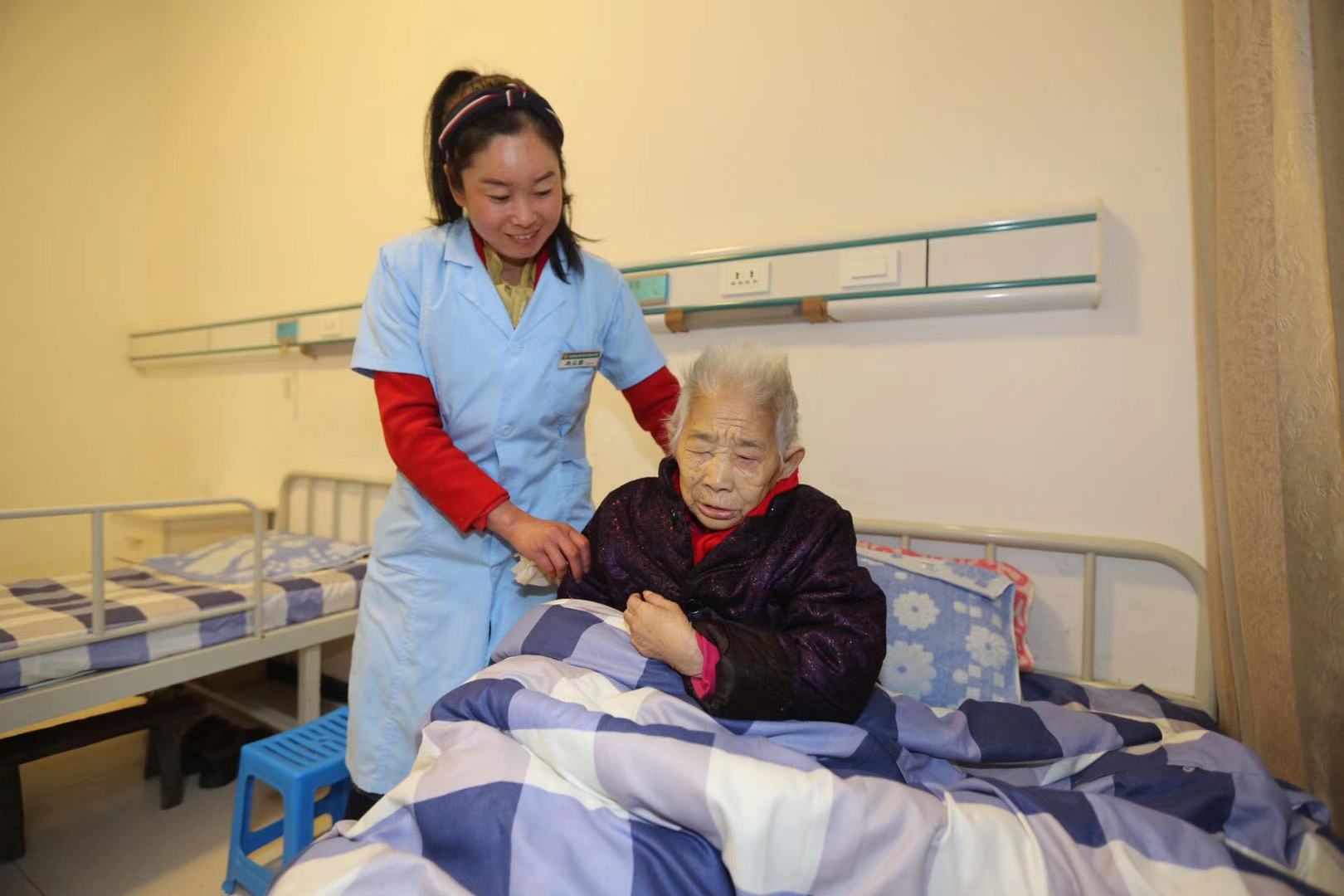 工商学院开展关爱老人志愿服务活动-陕西工业职业技术学院