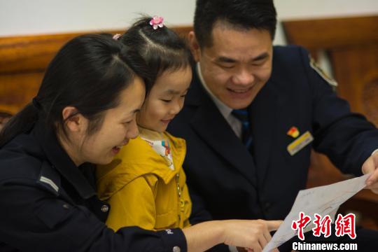 图为刘星群与罗驰与女儿团聚。 覃建勋 摄