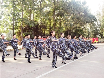 恰同学少年 军姿飒爽