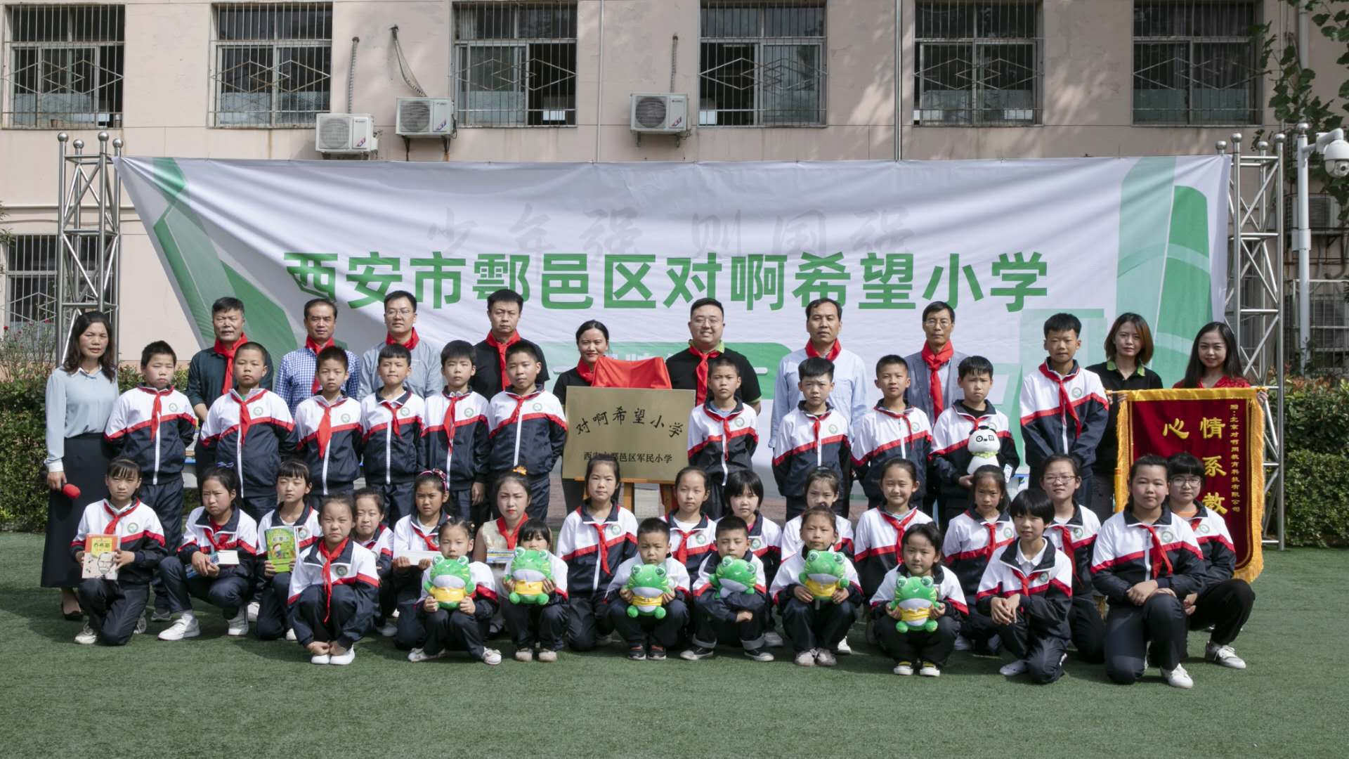 小学教室里有什么怎么画 a9059b5f-1978-42ea-a261-6a1ef11f5ef0.png