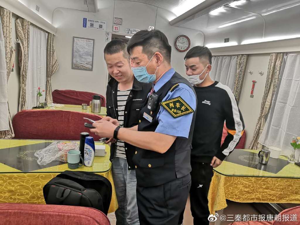 粗心旅客拿错包       细心车长寻到失物