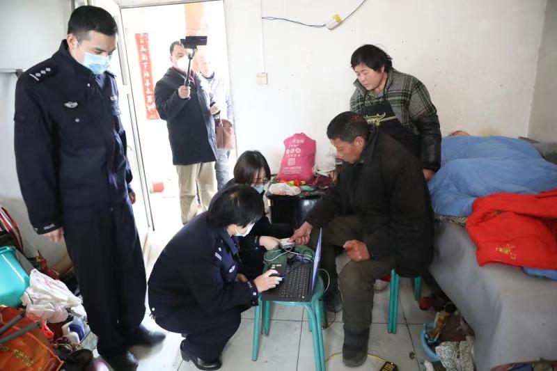 暖心!未央民警上门为瘫痪10年小伙完成身份证信息采集