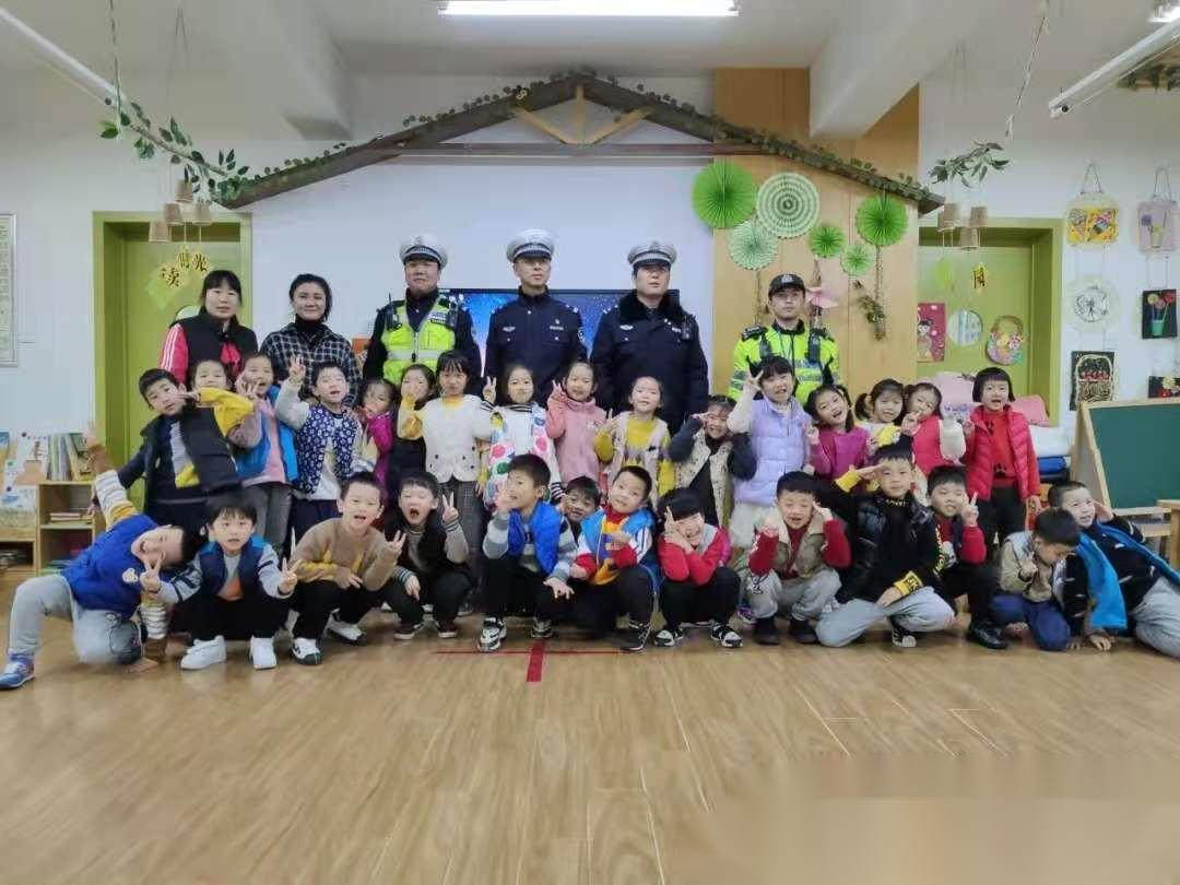 “大手拉小手 文明一起走”