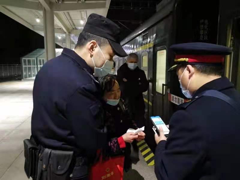 老人返乡途中下错站 民警全城寻人助团圆
