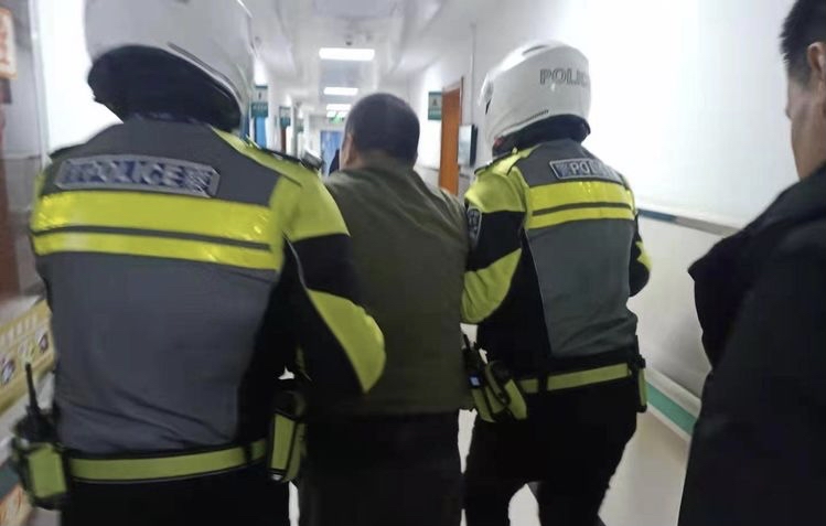 角磨机切断手指 长安交警紧急送医