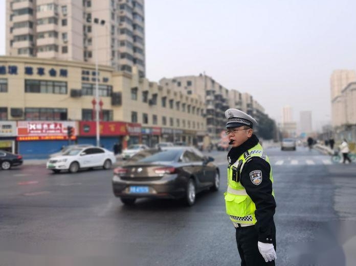 交警带伤上岗 诠释为民初心