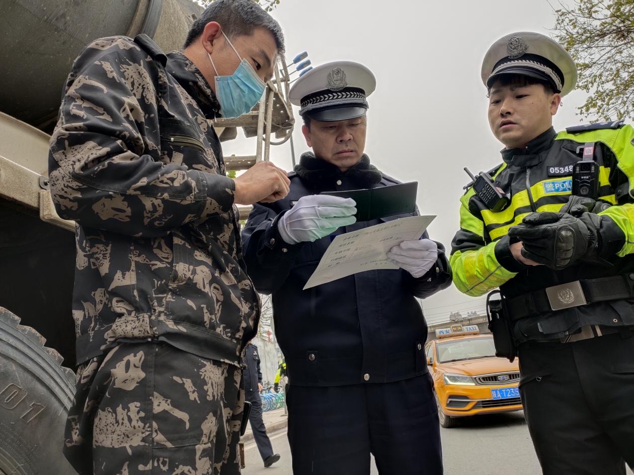 马路上的标杆警察