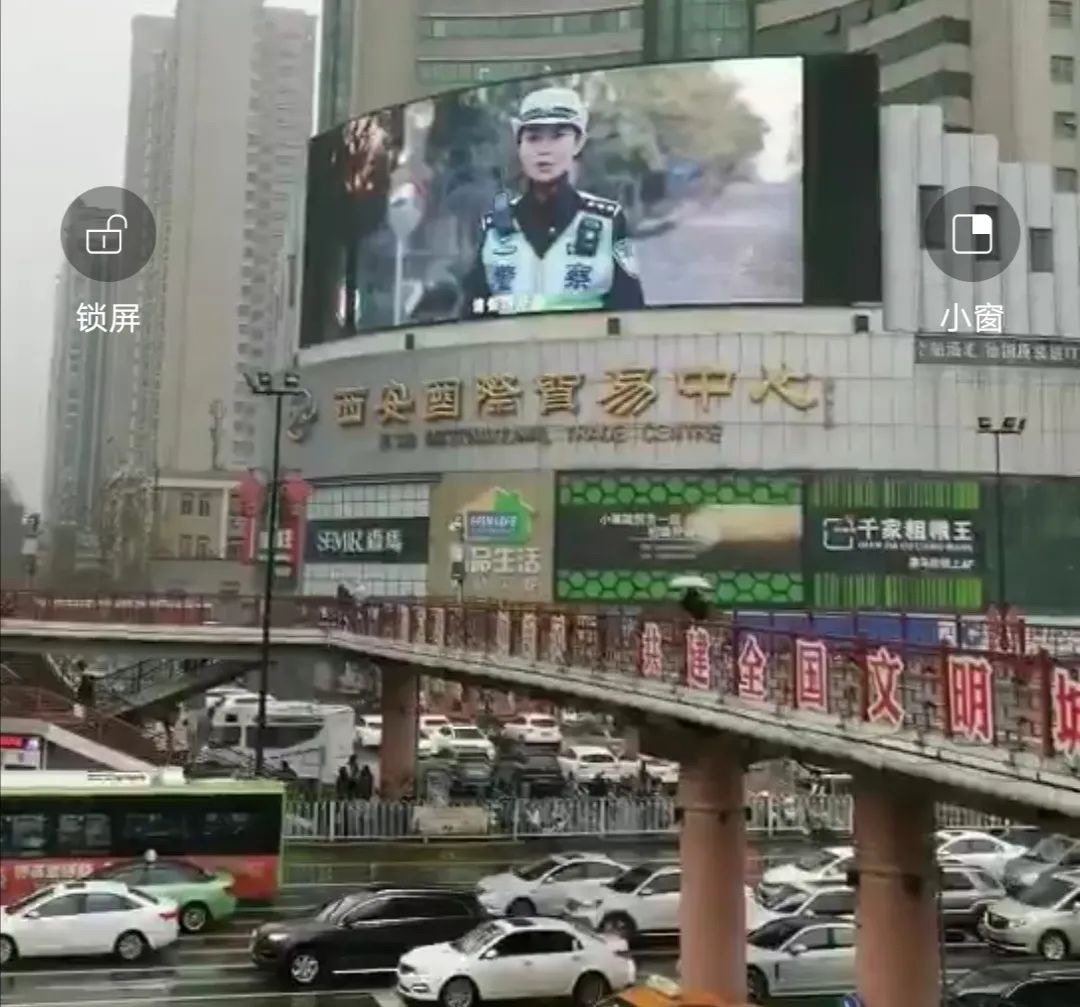 雁塔交警开展122“全国交通安全日”主题宣传活动