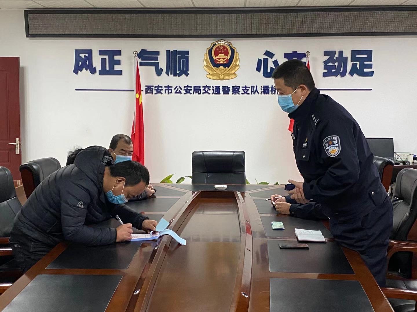 客车司机违规变道被举报 交警喊“喝茶”后司机被停职