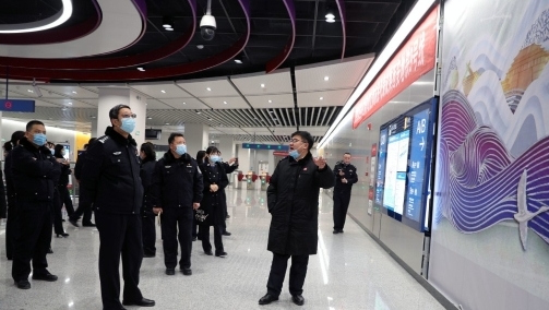 “组团”试乘地铁9号线  临潼民警为安全“挑刺”