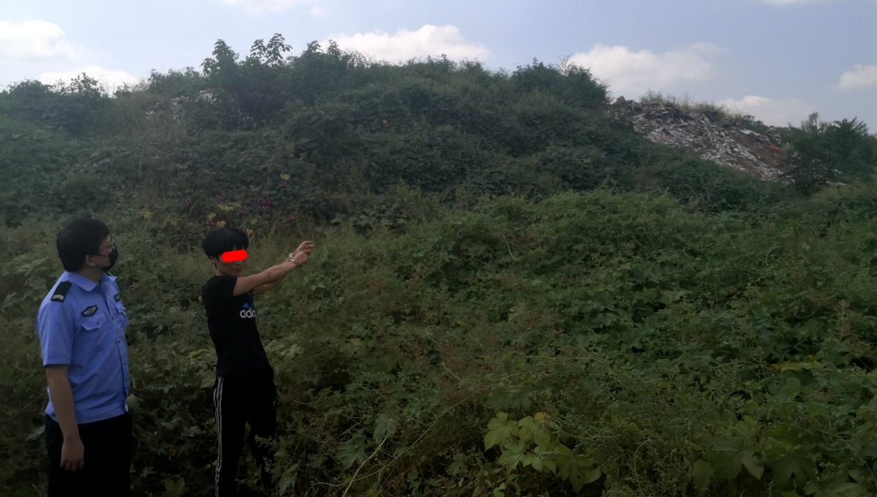 男子租 15亩地偷倒建筑垃圾 堆成两层楼高垃圾山