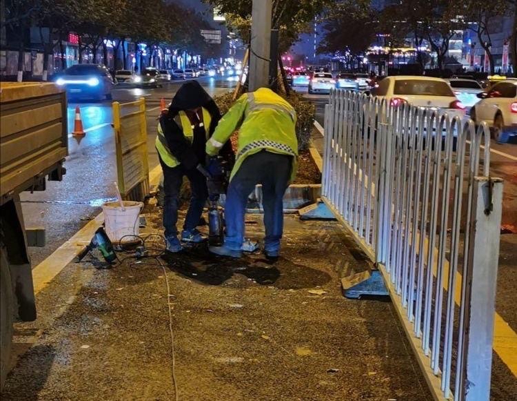 小改造大提升|机动车在太华路人行道缺口掉头 未央交警连夜增设隔离护栏