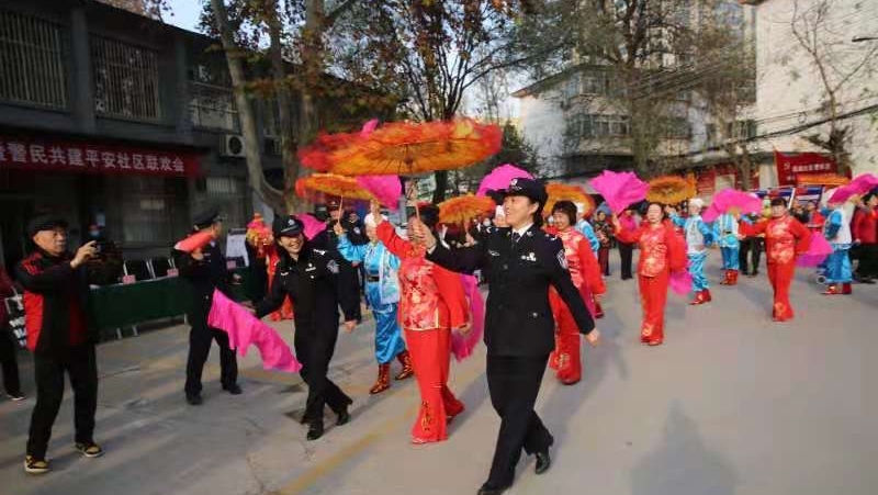   “郝大姐”年底向社区群众汇报工作