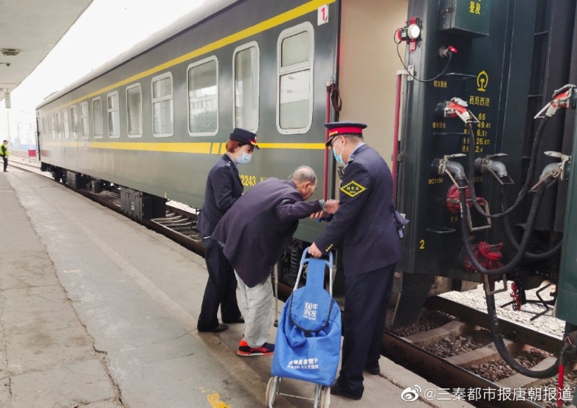 列车人员爱心照顾   孤单老人乘车不孤独