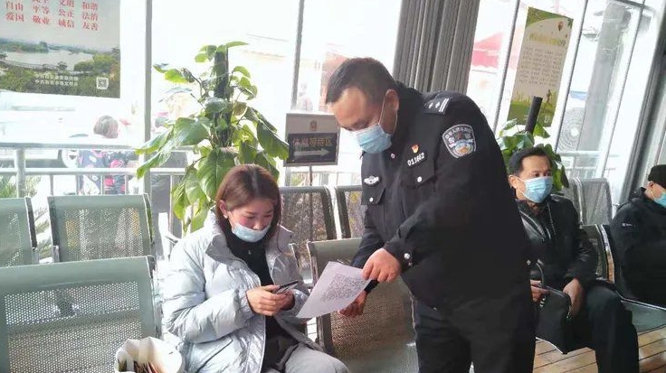 群众送锦旗 感谢户籍室民警暖心服务