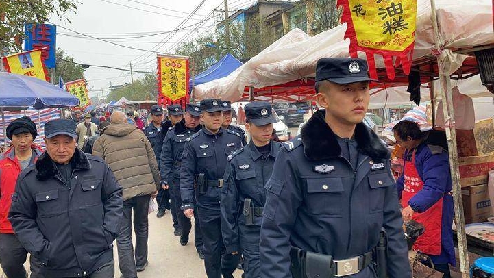 “瘾君子”古会上偷手机 西咸空港民警巡逻中抓现行