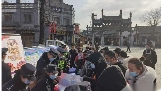 灞桥警方景区开展多样宣传活动