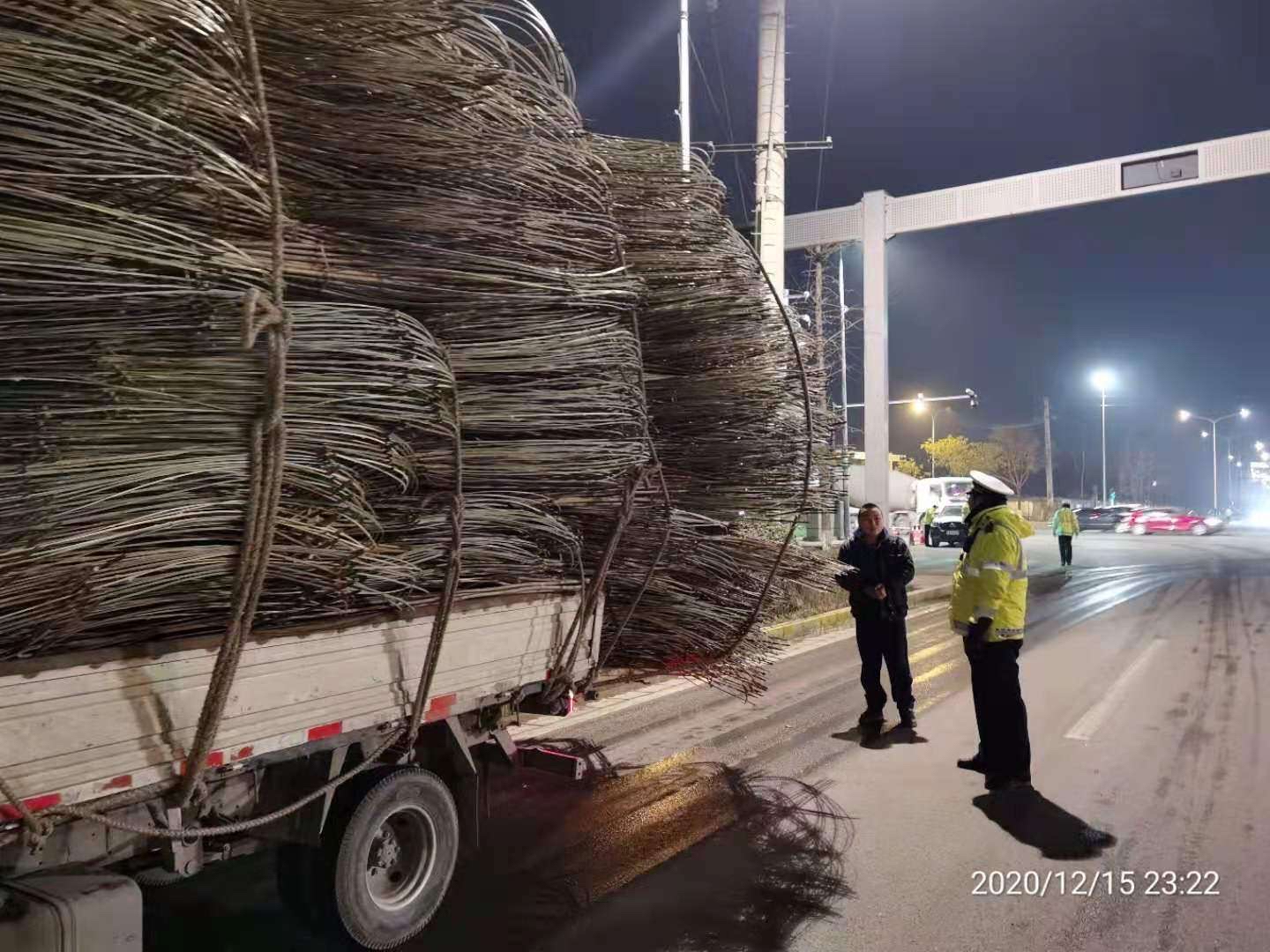 西安交警未央大队夜查集中统一行动查处违法50余起