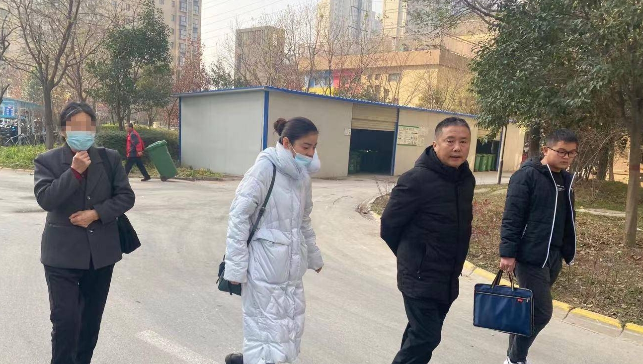暖心！那个被儿媳“赶出”家门蜗居桥洞下的老人回家了