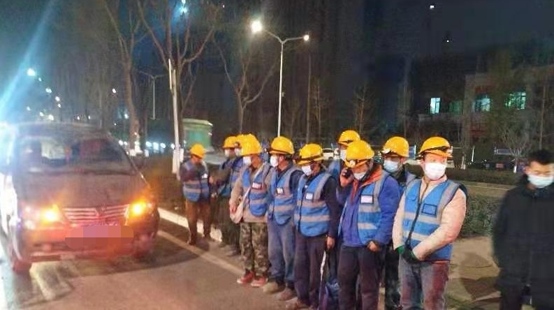 核载7人的面包车竟载14人