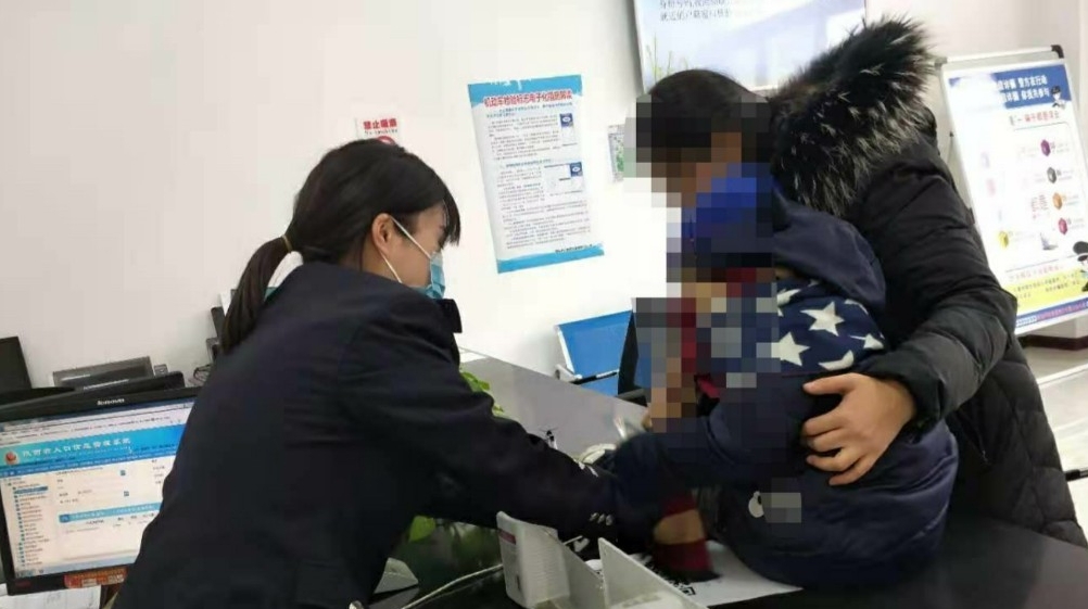 振兴户籍室为“小调皮”办理第一张身份证