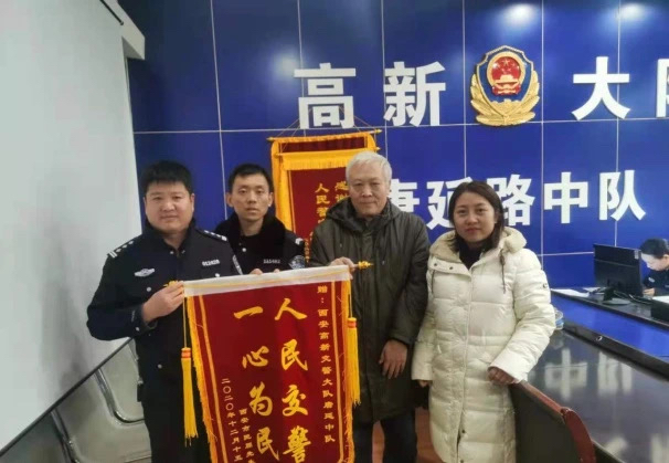 小孩惊厥送医遇堵车 高新交警开启“绿色通道”护送就医