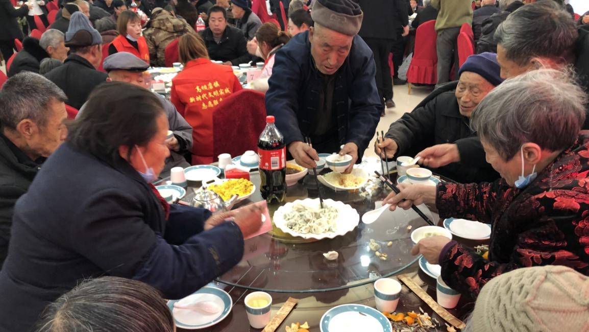 山阳男子包8000个饺子请家乡老人吃“饺子宴”